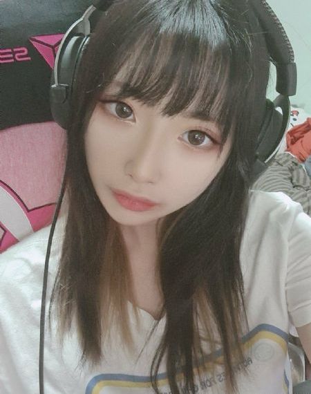 爱爱吃奶